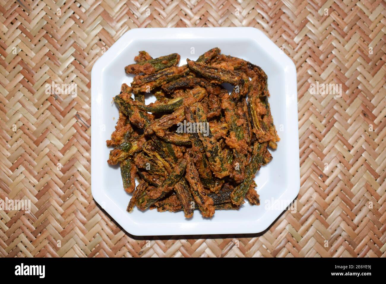 Indische Spezialgericht Okra braten mit Grammmehl auch als Kurkuri bhindi bekannt. Serviert als Vorspeise Snack mit Tee Zeit oder auch als Beilage in Mittag-und Abendessen Stockfoto