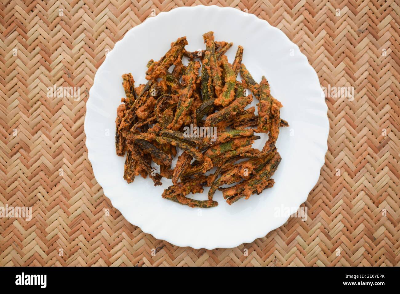 Indische Spezialgericht Okra braten mit Grammmehl auch als Kurkuri bhindi bekannt. Serviert als Vorspeise Snack mit Tee Zeit oder auch als Beilage in Mittag-und Abendessen Stockfoto