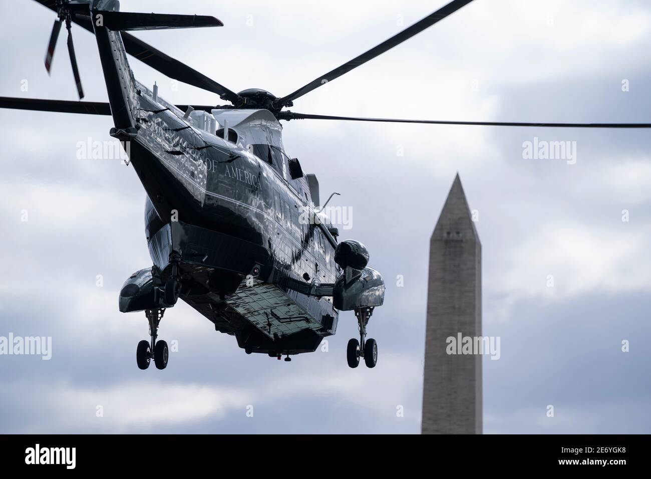 US-Präsident Joe Biden verlässt das Weiße Haus für einen kurzen Besuch mit verwundeten Veteranen im Walter Reed Medical Center in Washington, DC, USA, 29. Januar 2021.Quelle: Jim LoScalzo/Pool via CNP /MediaPunch Stockfoto