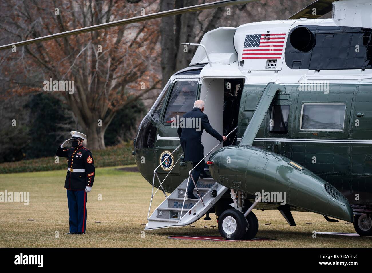 US-Präsident Joe Biden verlässt das Weiße Haus für einen kurzen Besuch mit verwundeten Veteranen im Walter Reed Medical Center in Washington, DC, USA, 29. Januar 2021.Quelle: Jim LoScalzo/Pool via CNP /MediaPunch Stockfoto