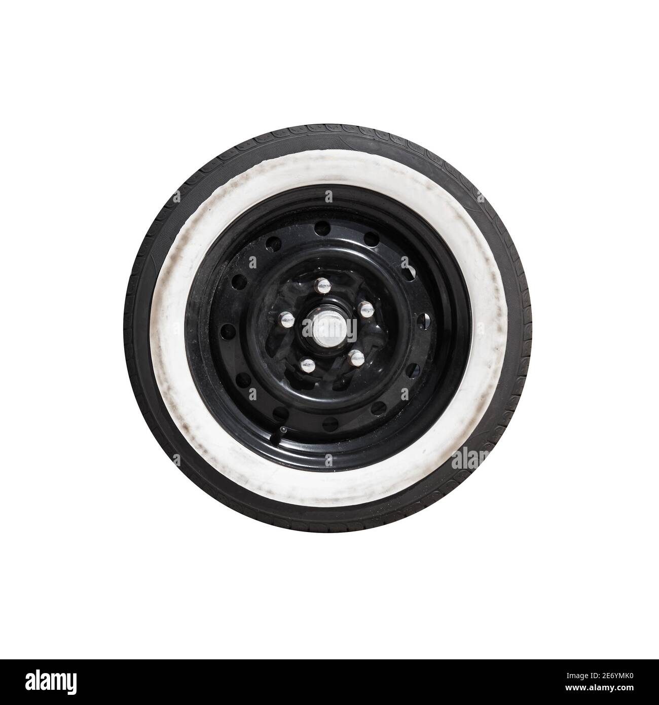 Schwarzes LKW-Rad mit weißem Streifen über Reifen lackiert. Nahaufnahme Objektfoto isoliert auf weißem Hintergrund Stockfoto