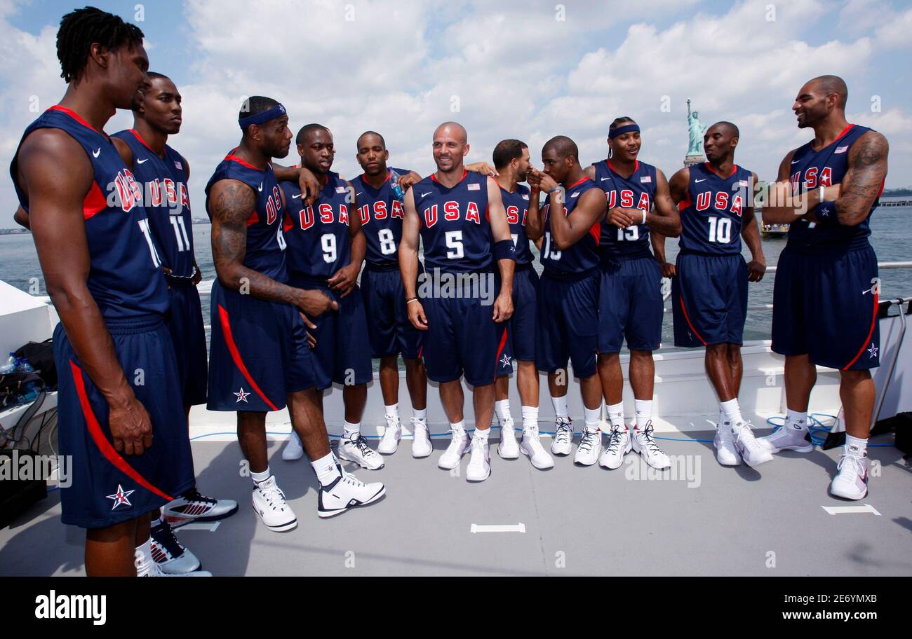 Die US Olympic Basketball Herrenmannschaft Witze um wie sie zusammen für  Fotos anhalten, wie sie in ihren offiziellen Uniformen auf dem Oberdeck  eines Tour-Boot in der Nähe von Statue of Liberty während