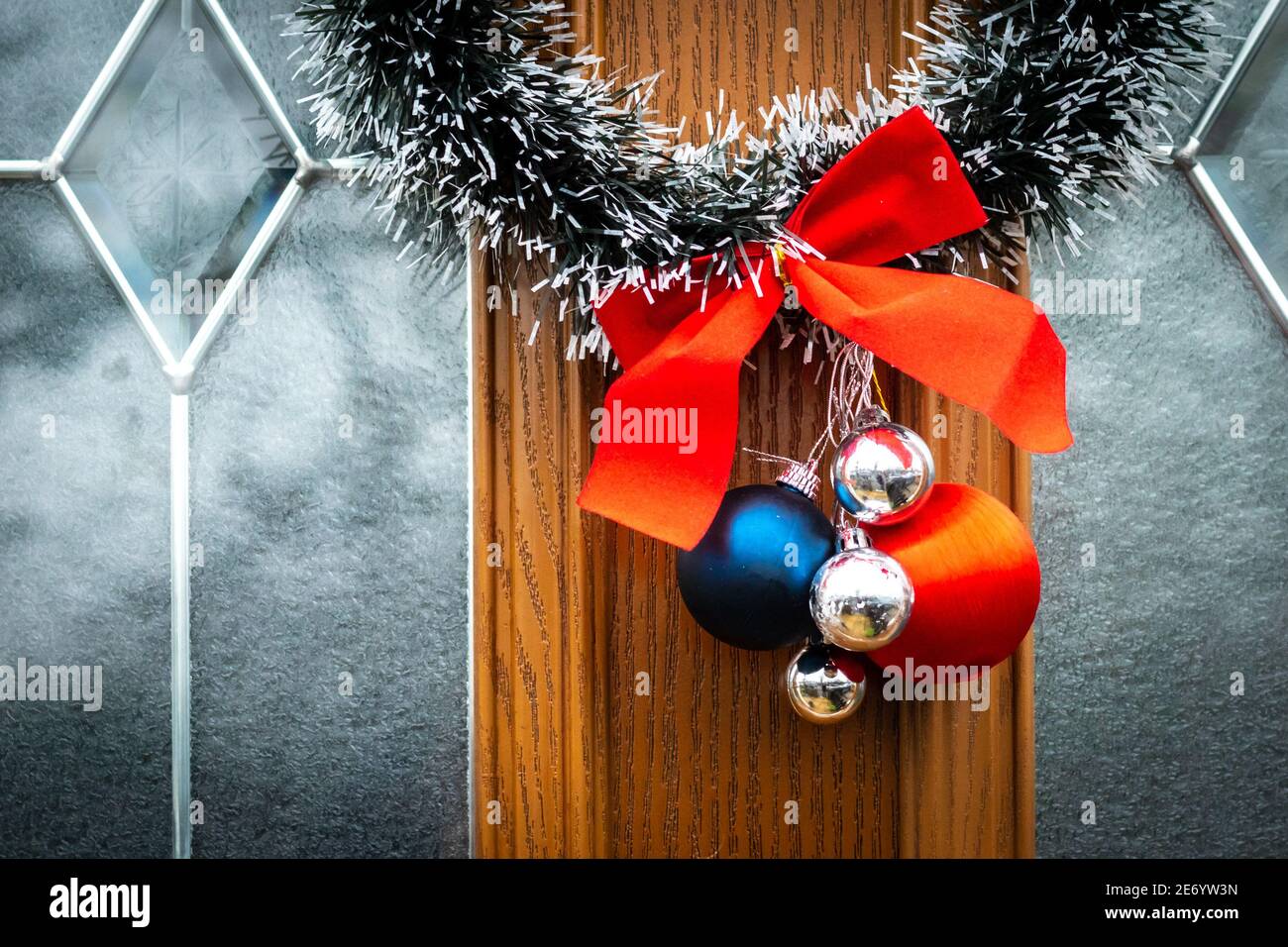 Kleiner flauschiger Weihnachtskranz mit baumelnden Kugeln Stockfoto