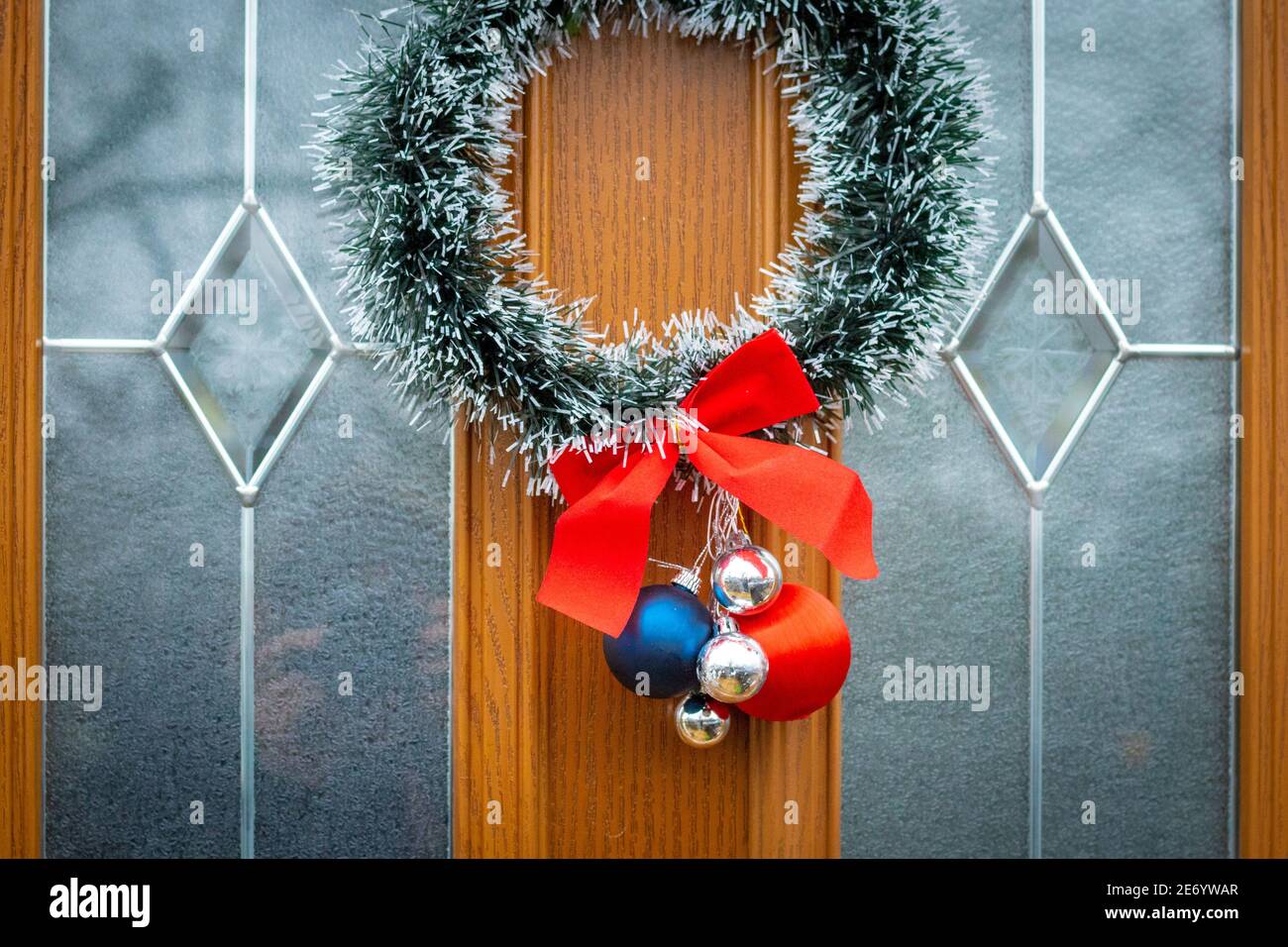 Kleiner flauschiger Weihnachtskranz mit baumelnden Kugeln Stockfoto