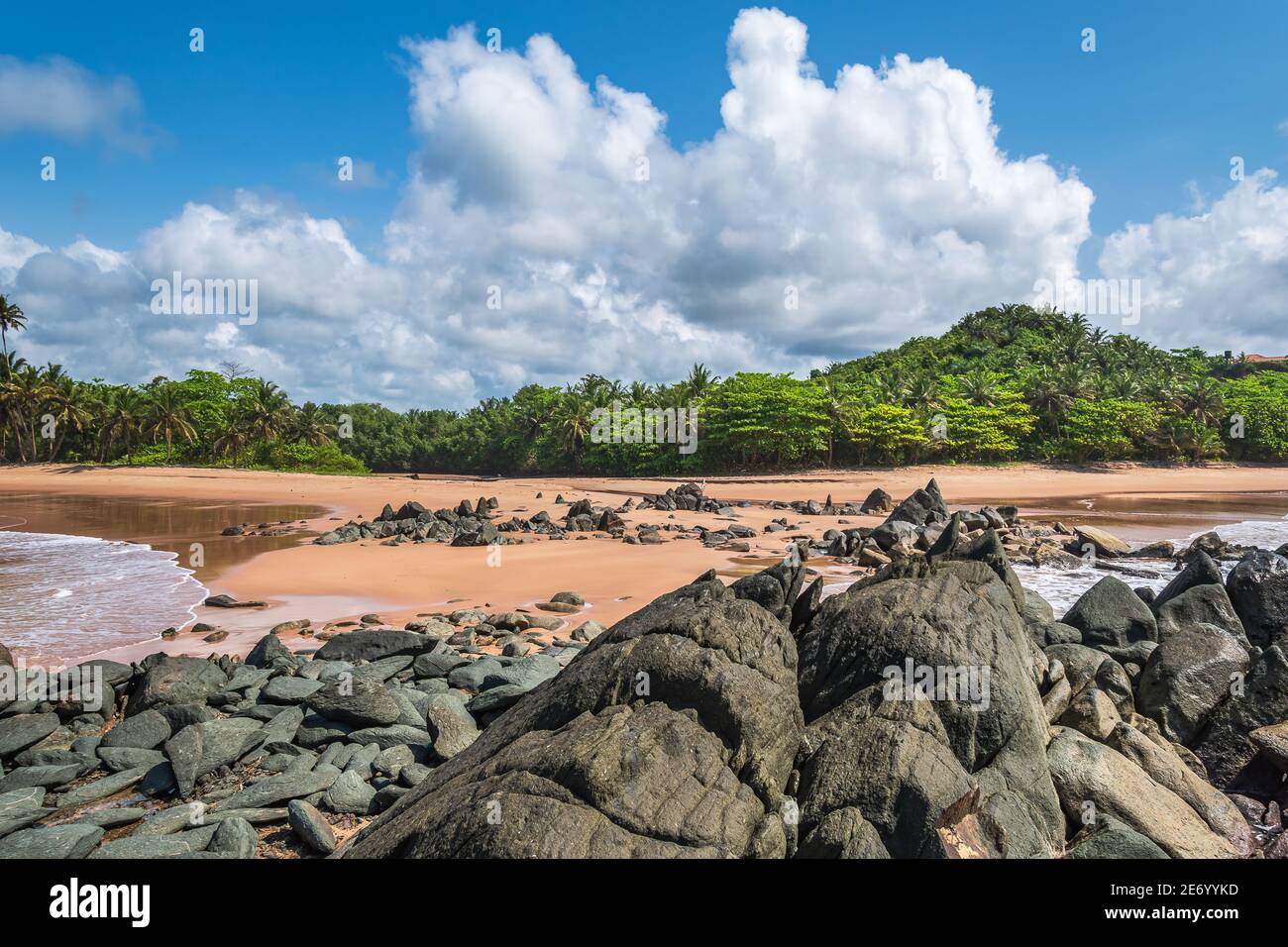 Ghana Strand mit Felsen und Meer treffen von zwei Seiten und geschlossene Lagune, der Ort ist Ghana Axim Westafrika Stockfoto