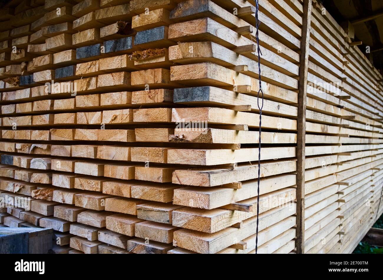 Stapel von neuen Holzplanken aus nächster Nähe. Holzbretter für Hausbau und Baumaterial. Stockfoto