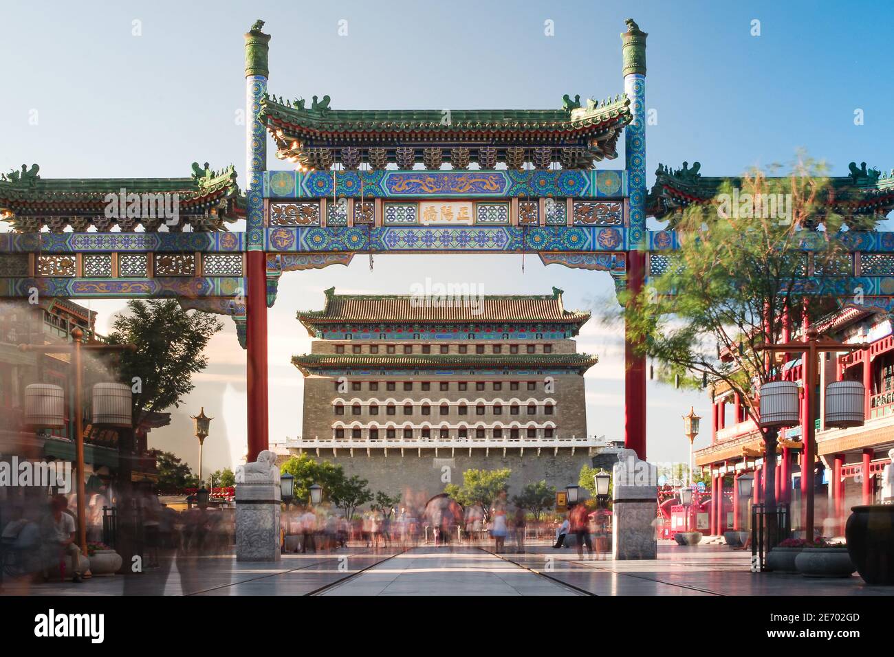 Historisches Zhengyangmen-Tor im Zentrum von Peking, China aufgenommen auf lange Belichtung erschossen. Stockfoto