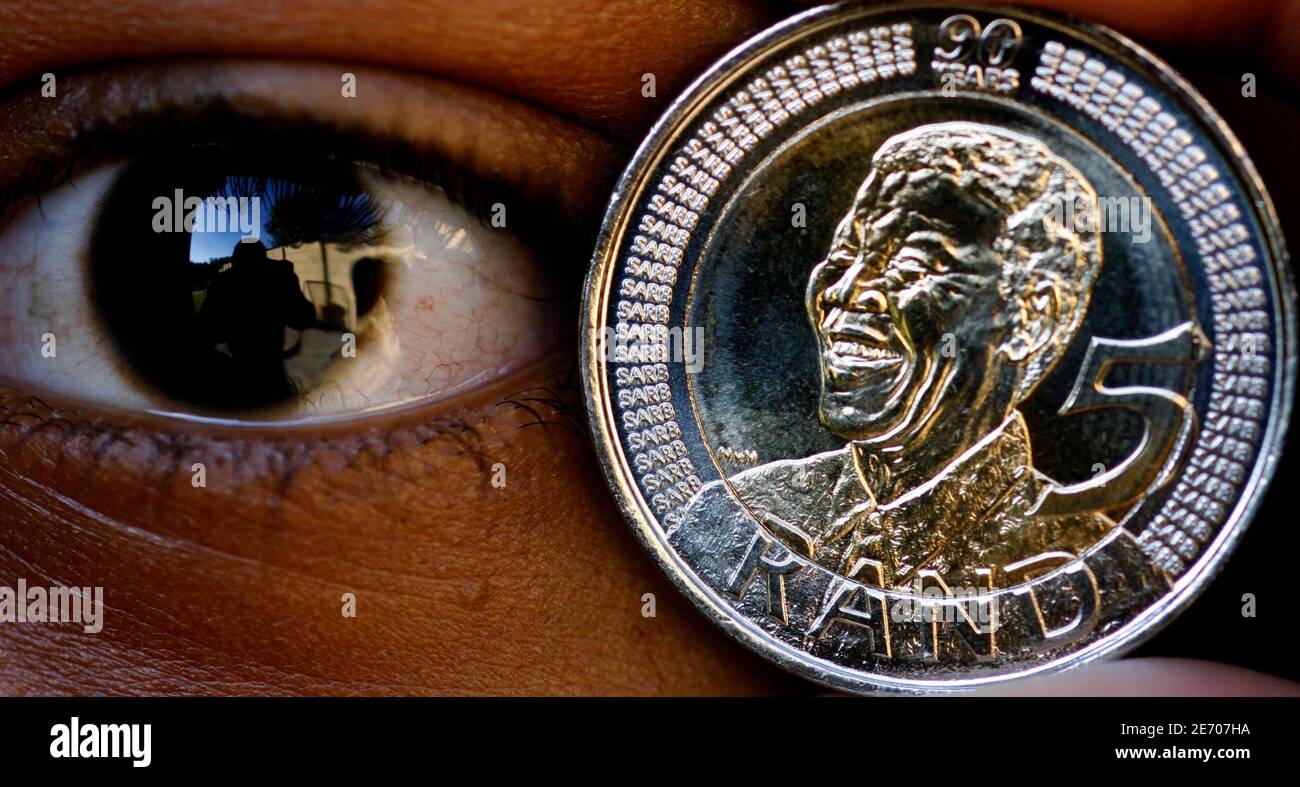 Nthombi Kwena hält eine 5 Rand Münze um ehemalige südafrikanische Präsident Nelson Mandelas 90. Geburtstag in Johannesburg 7. Juli 2008 gedenken.   REUTERS/Juda Ngwenya (Südafrika) Stockfoto