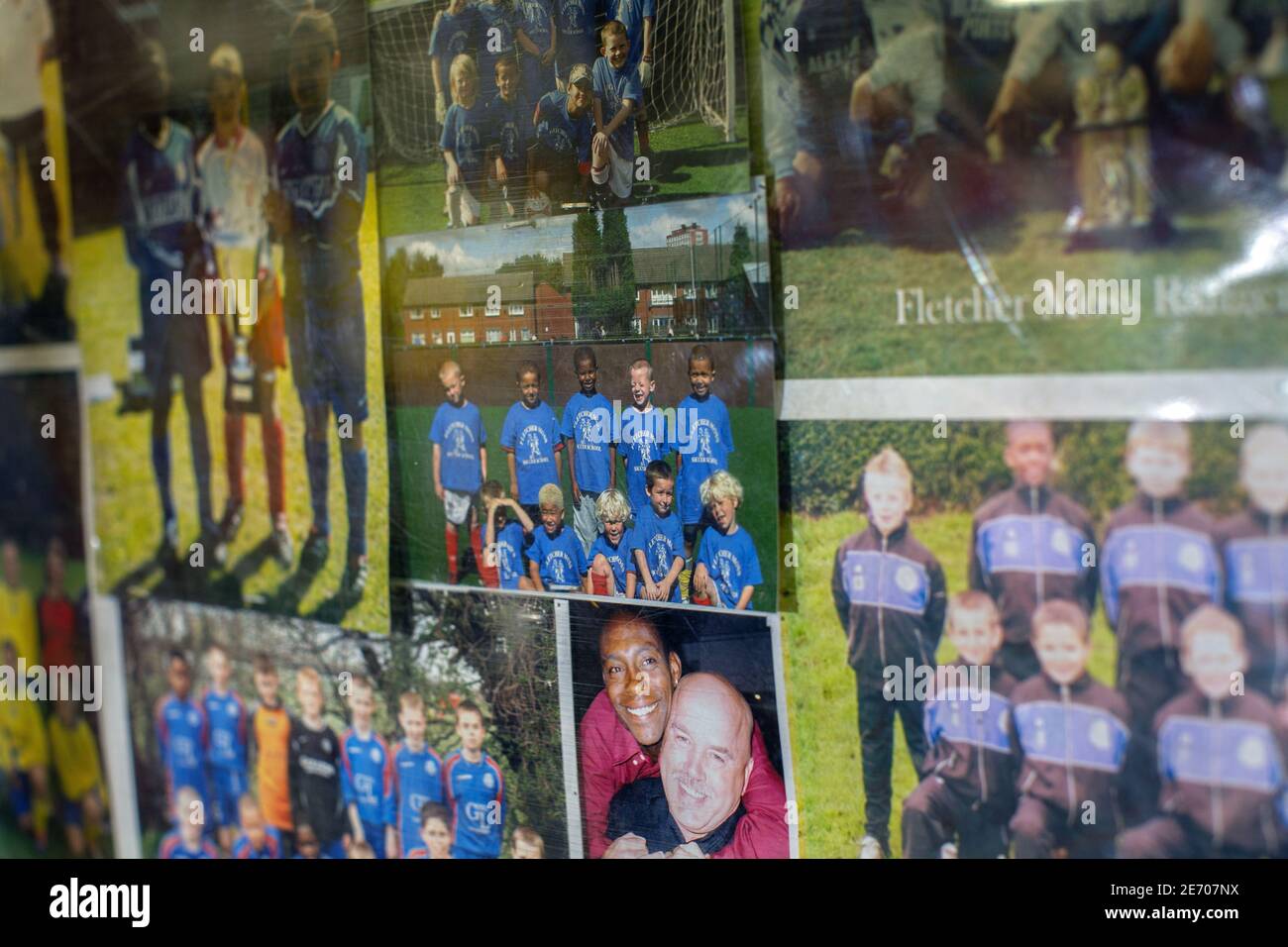 Fotowand aus Jugendmannschaftsfotos mit Marcus Rashford an der Youth Fletcher Moss Rangers Soccer School. Die Akademie, wo seine Talente waren reco Stockfoto