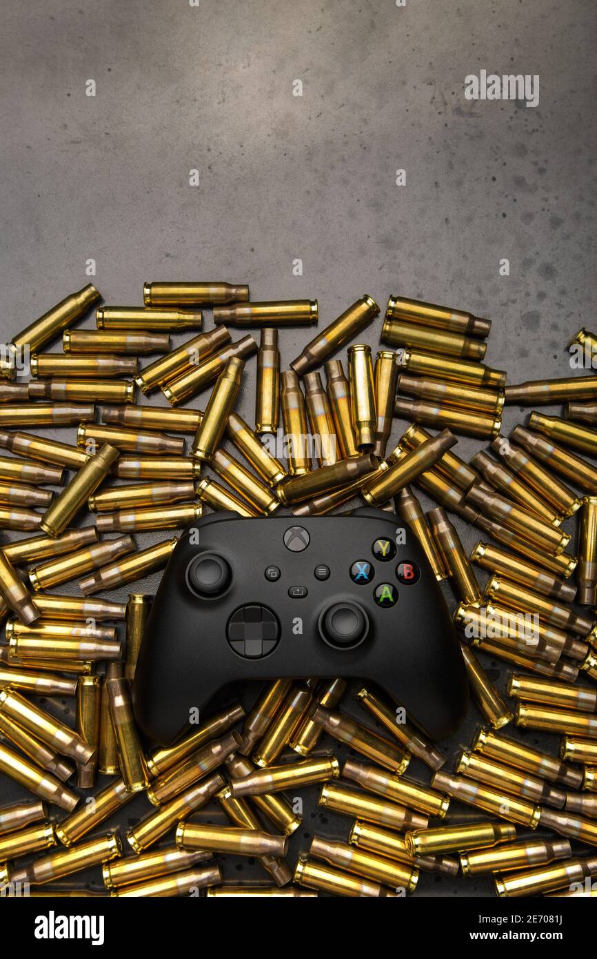 29. Januar 2021, Odessa, Ukraine. . Ein schwarzer Xbox Wireless Controller. Kompatibel Xbox Serie X/S, Xbox One vor dem Hintergrund der leeren Patrone Stockfoto