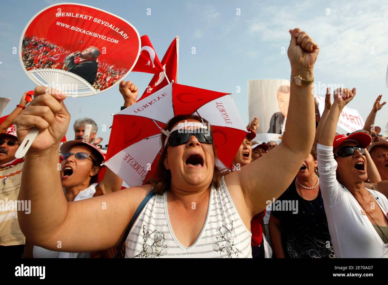 Demonstranten skandieren Parolen während einer Demonstration vor dem Gefängnis Silivri, in der Nähe von Istanbul, wo die Testversion einer rechtsextremen Gruppe, 20. Juli 2009 stattfindet. Türkische Generäle im Ruhestand ging vor Gericht am Montag in einer Gruppe von 56 Personen beschuldigt, in einer schattigen rechtsextreme Organisation Plotten, Ministerpräsident Tayyip Erdogan-Regierung zu stürzen. Sie gemeinsam mit 86 anderen schon bei der Planung zur Durchführung einer Kampagne von Bombenanschlägen und Morden und zwingen die Armee gegen Erdogans Regierung einspringen. REUTERS/Murad Sezer (Türkei-Politik Konflikt-Bilder des Tages) Stockfoto