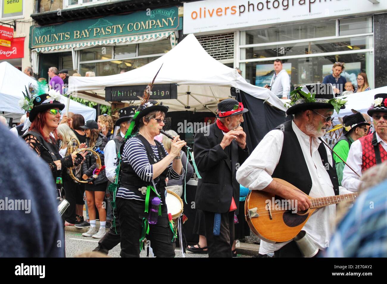 Eine Gruppe von Leuten, die im Mazey 2019 Instrumente spielen Tagesparade im Rahmen des Golowan Festivals in Penzance Stockfoto