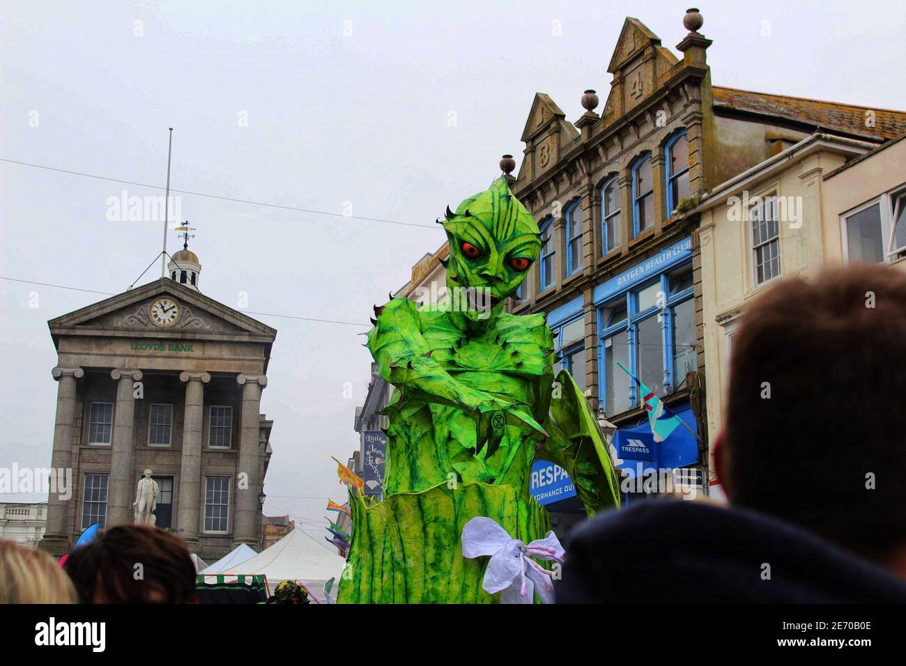 Eine Marionette von Extinction Rebellion im Mazey 2019 Tagesparade im Rahmen des Golowan Festivals in Penzance Stockfoto