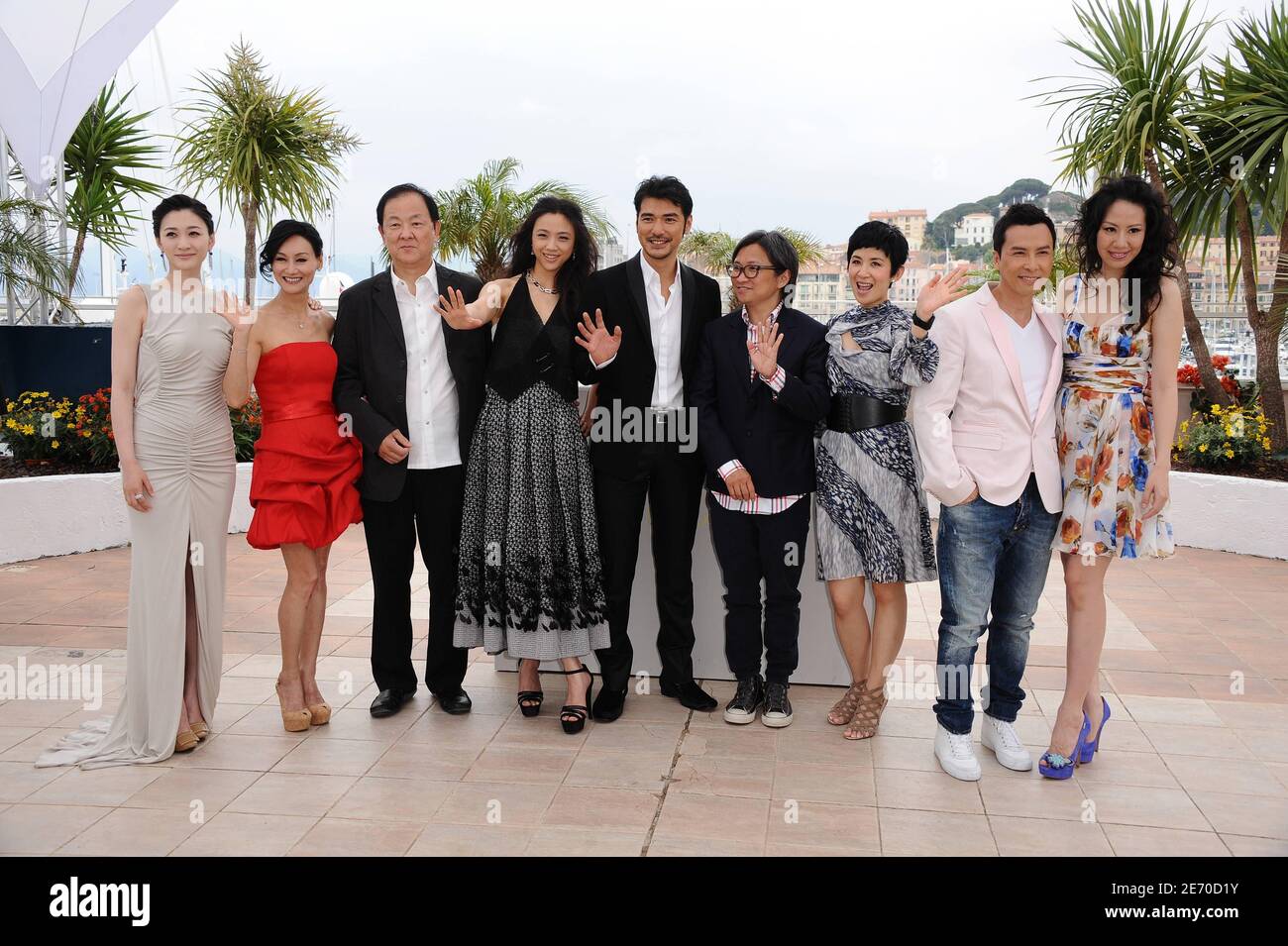 (L-R) Li Xiao Ran, Kara Hui, Jimmy Wang Yu, Tang Wei, Takeshi Kaneshiro, Regisseur Peter Chan mit Frau Sandra Ng Kwan Yu, Donnie Yen und Gast bei einem Fotocall für den chinesischen Film "Wu Xia", der im Rahmen der 64. Internationalen Filmfestspiele von Cannes außer Konkurrenz präsentiert wurde, Im Palais des Festivals in Cannes, Südfrankreich am 14. Mai 2011. Foto von Hahn-Nebinger-Genin/ABACAPRESS.COM Stockfoto