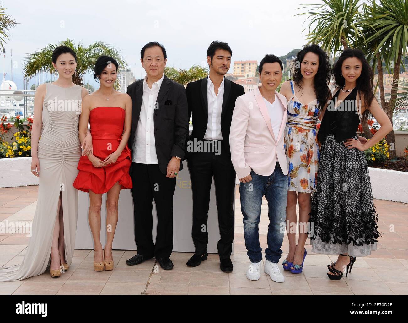 (L-R) Li Xiao Ran, Kara Hui, Jimmy Wang Yu, Takeshi Kaneshiro, Donnie Yen, Gast und Tang Wei bei einer Fotozelle für den chinesischen Film "Wu Xia", die im Rahmen der 64. Internationalen Filmfestspiele von Cannes am 14. Mai im Palais des Festivals in Cannes, Südfrankreich, außer Konkurrenz gestellt wurde, 2011. Foto von Hahn-Nebinger-Genin/ABACAPRESS.COM Stockfoto