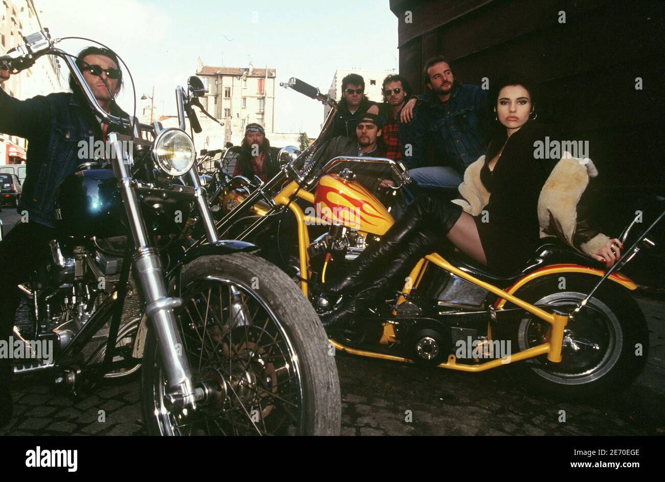 Die französische Schauspielerin Beatrice Dalle mit einigen Freunden, am