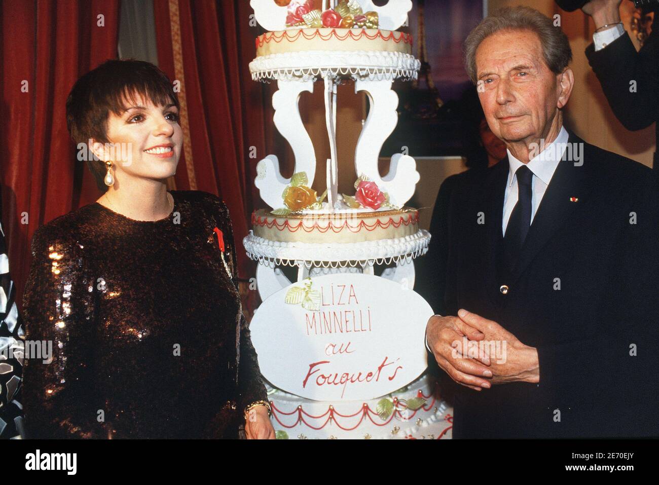 DIE US-Sängerin Liza Minnelli wird am 20. November 1987 von Nobelpreisprofessor Andre Lwoff bei Fouquet's in Paris, Frankreich, mit der Medaille "Chevalier de la Legion d'Honneur" ausgezeichnet. Foto von Patrick Durand/ABACAPRESS.COM Stockfoto