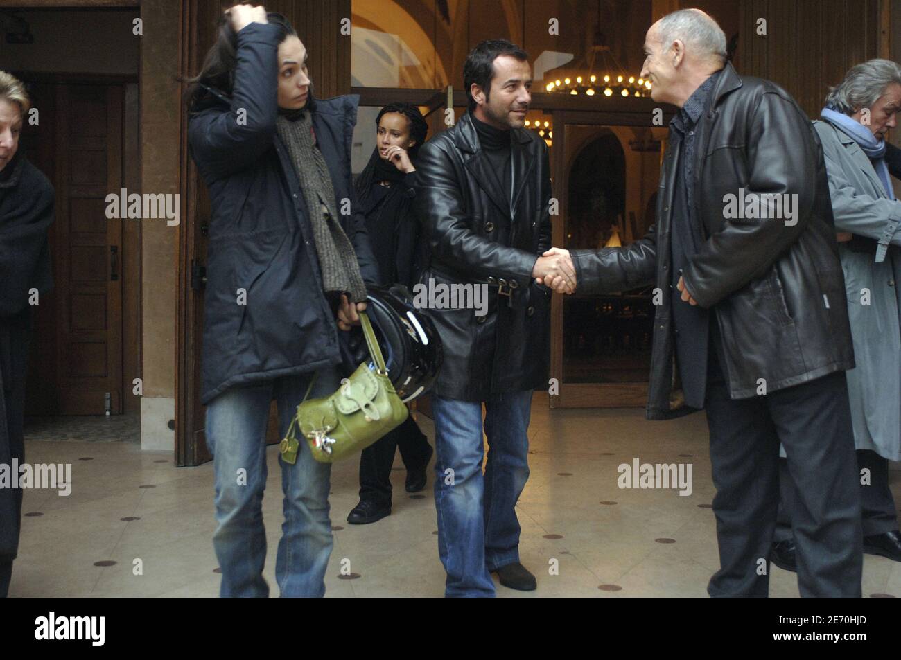 Adeline Blondieau, Sonia Rolland und Bernard Montiel verlassen das Begräbnis der französischen Agentin Anita Benoist, das am 8. Januar 2007 in der Kirche Saint-Ferdinand in Paris stattfand. Foto von Giancarlo Gorassini/ABACAPRESS.COM Stockfoto