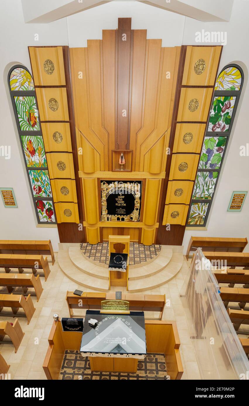 Jerusalem, Israel - 28. Januar 2020: Panoramablick auf eine Synagoge in jerusalem, unterteilt in Kapseln durch ein Nylontuch als Schutz gegen cor Stockfoto