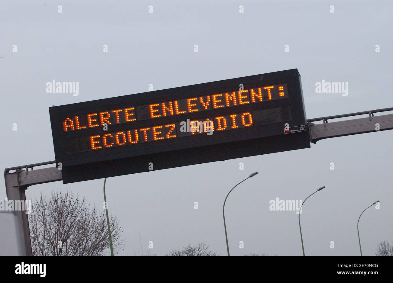 Die Meldungen über Entführungen sind auf der Pariser Ringstraße, dem Boulevard Peripherique, 11. Januar 2007, zu sehen. Christophe und Lucie haben am 10. Januar 2007 von Ludovic, einem 27-jährigen geistig behinderten Menschen, entführt. Sie wurden später am Tag danach in einem Einkaufszentrum wenige Kilometer von ihrem Haus entfernt gefunden. Der Fall wurde dank des neuen Plans „Kidnapping Alert“, der von „Amber Alert“ in Texas inspiriert wurde, gelöst. Foto von Jules Motte/ABACAPRESS.COM Stockfoto