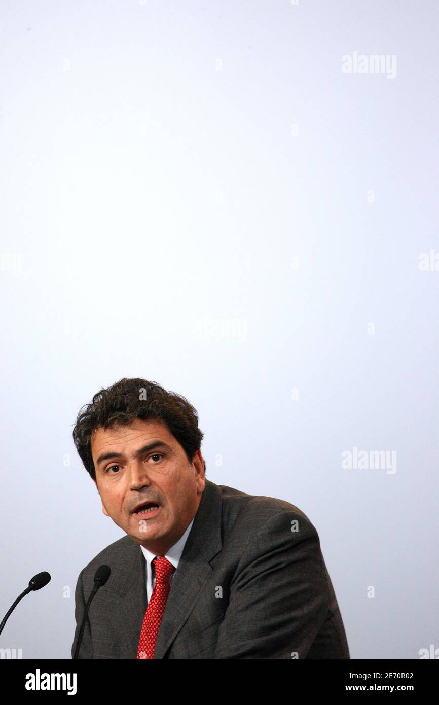 Der französische UMP-Abgeordnete Pierre Lellouche hält eine Rede bei der offiziellen Investitur von Nicolas Sarkozy zur Präsidentschaftswahl am 14. Januar 2007 in Paris, Frankreich. Die Mitte-Rechts-Partei UMP (Union pour un Mouvement Populaire) hat den Parteivorsitzenden und Innenminister Sarkozy zu ihrem Kandidaten für die Präsidentschaftswahlen Anfang April gewählt. Foto von De Russe-Bisson-Orban-Taamallah/ABACAPRESS.COM Stockfoto