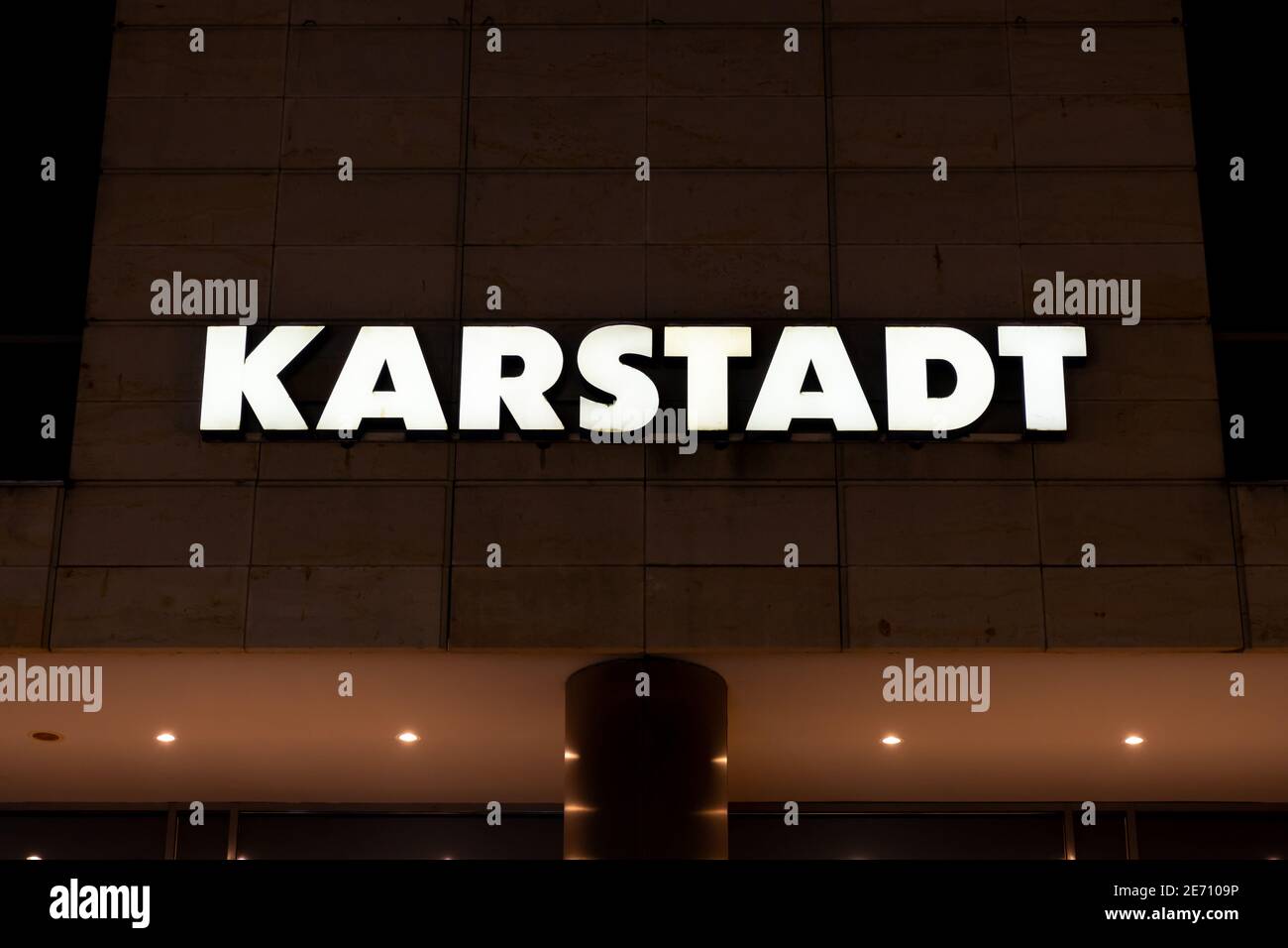 Galeria Karstadt Kaufhof Logo auf einem in weißem Licht beleuchteten Gebäude. Einkaufszentrum in Deutschland. Fassadengestaltung eines großen Einkaufszentrums. Stockfoto