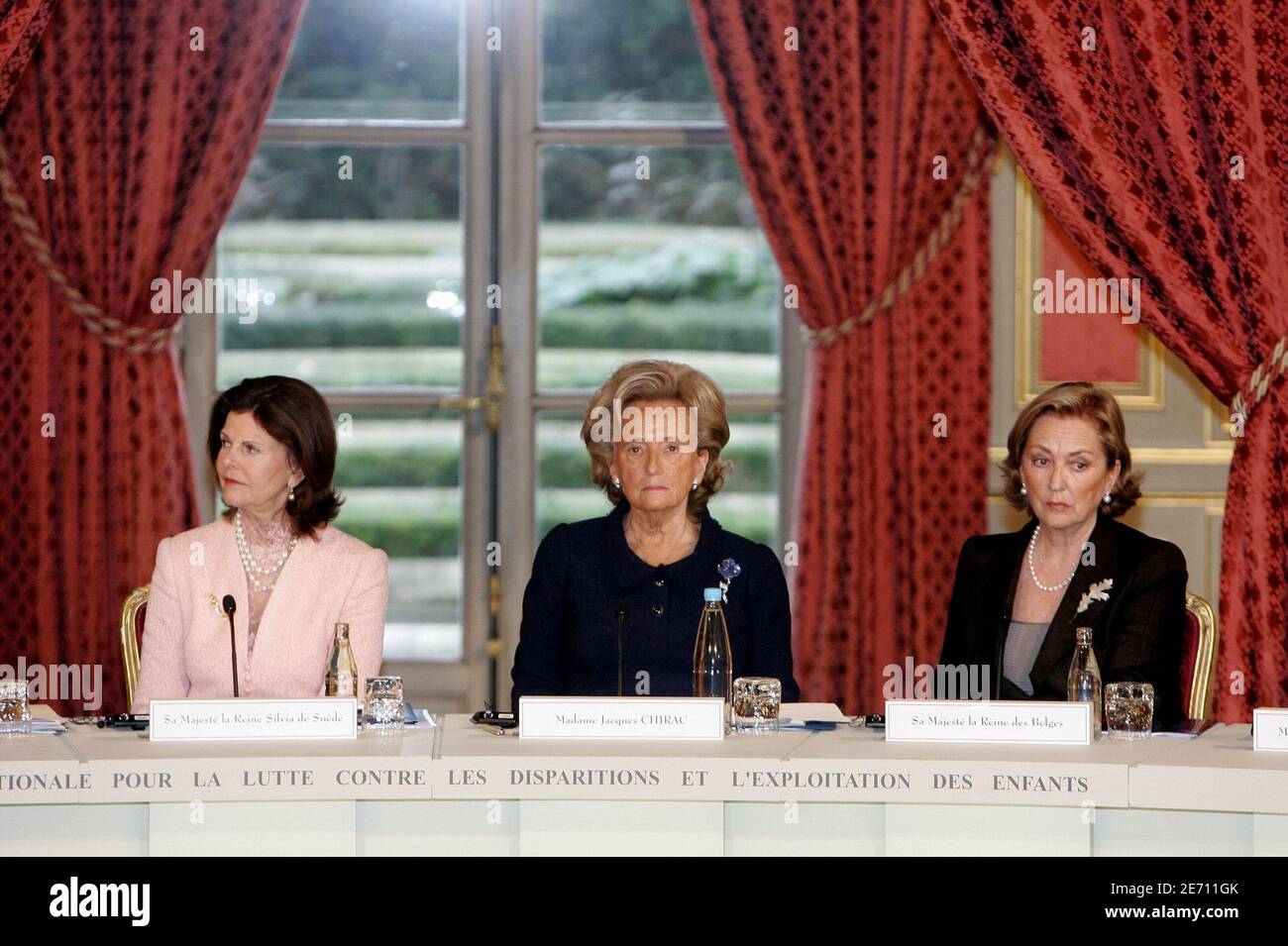 Königin Silvia von Schweden, französische First Lady Bernadette Chirac, Königin Paola von Belgien bei einer Plenarsitzung des Ehrenrates des Internationalen Zentrums für vermisste und ausgebeutete Kinder (ICMEC) am 17. Januar 2007 im Elysee-Palast in Paris, Frankreich. Foto von Mousse/ABACAPRESS.COM Stockfoto