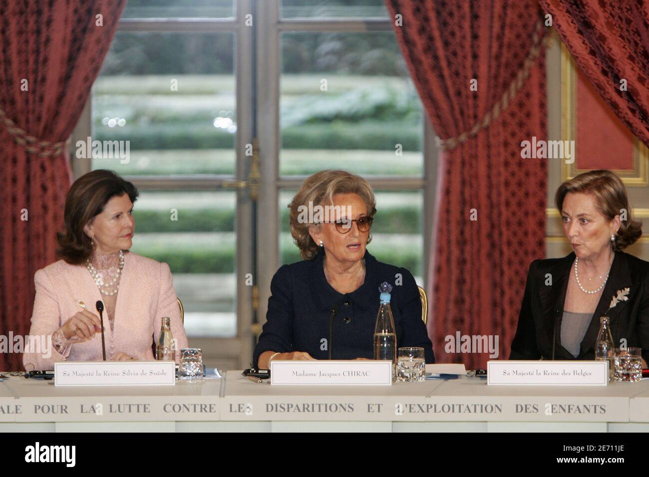 Königin Silvia von Schweden, französische First Lady Bernadette Chirac, Königin Paola von Belgien bei einer Plenarsitzung des Ehrenrates des Internationalen Zentrums für vermisste und ausgebeutete Kinder (ICMEC) am 17. Januar 2007 im Elysee-Palast in Paris, Frankreich. Foto von Mousse/ABACAPRESS.COM Stockfoto