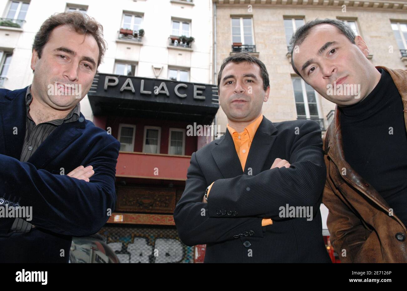 Die belgischen Brüder Alil, Hamdi und Hazis Vardar posieren am 18. Januar 2007 gemeinsam vor ihrem neuen Anwesen, dem mythischen pariser Club "Palace", in Paris, Frankreich. Das pariser Wahrzeichen Cabaret, wurde zum Hype Nachtclub, wurde zum künstlerischen Hocke und soll bis Ende 2007 als Spielhaus wiedereröffnet werden, nachdem es nach seiner "historischen Wahrzeichen" Klassifizierung vollständig restauriert wurde. Foto von Nicolas Khayat/ABACAPRESS.COM Stockfoto