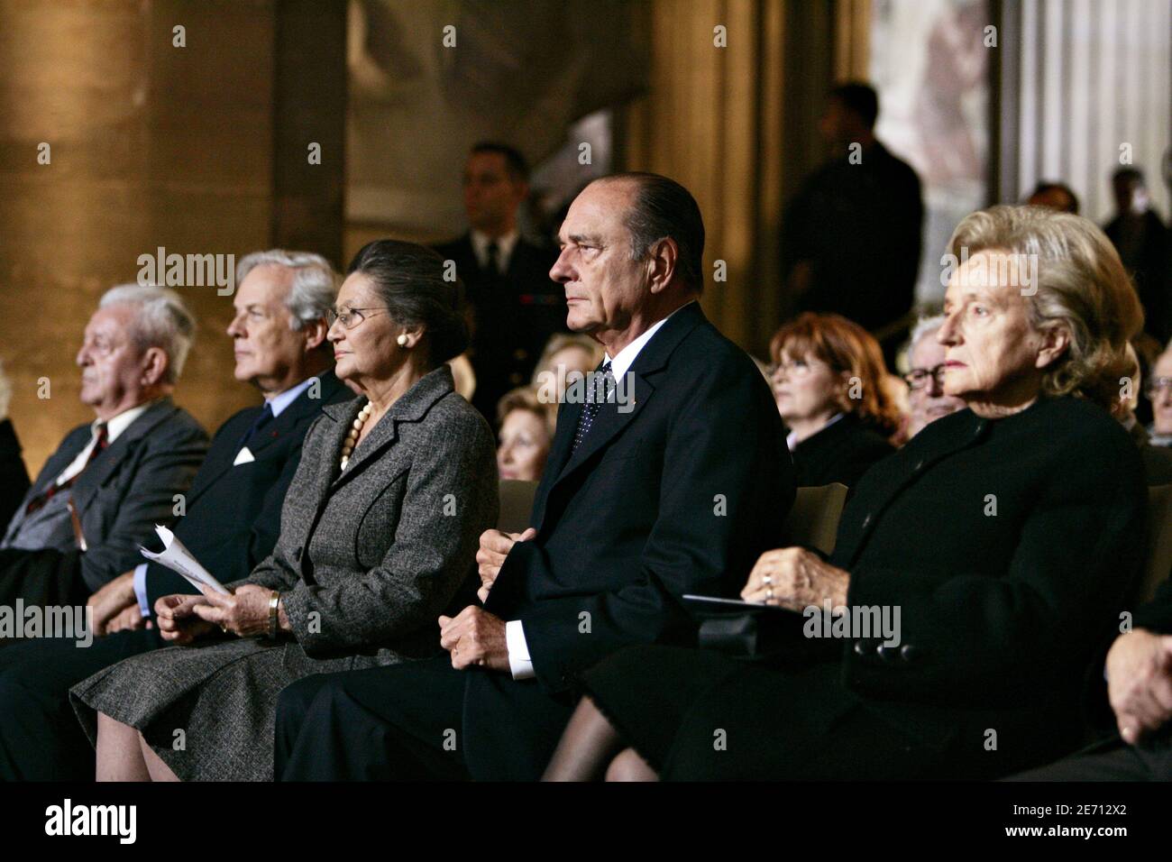 Simone Veil, Präsident Jacques Chirac und seine Frau Bernadette nehmen an einer Zeremonie im Pantheon in Paris, Frankreich, am 18. Januar 2007 Teil, bei der fast 3,000 Franzosen (genannt "Les Justes") geehrt werden, die während des Zweiten Weltkriegs Juden vor den Nazis gerettet haben. Foto von Gilles Bassignac/Pool/ABACAPRESS.COM Stockfoto