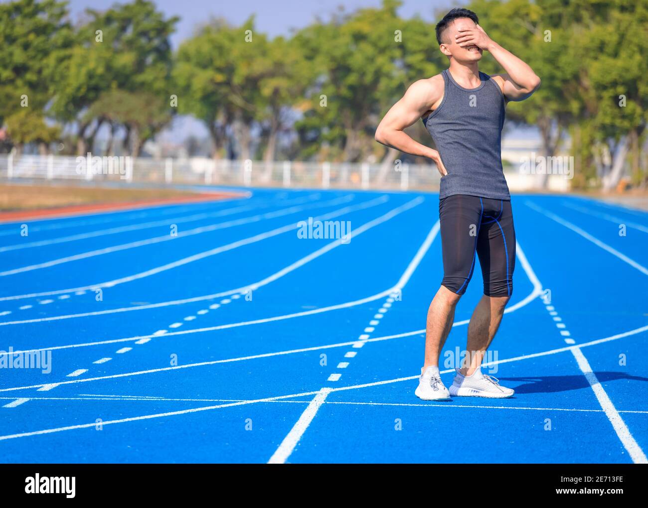 Junge Fitness-Mann hält seine Sportverletzung, Muskel schmerzhaft während des Trainings Stockfoto