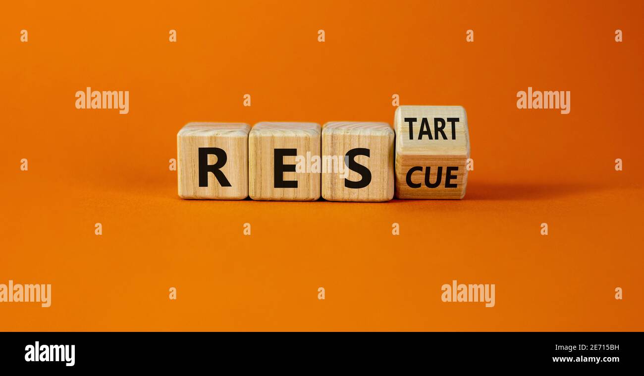 Symbol für Rettung und Neustart. Drehte Würfel und änderte das Wort "rescue" zu "restart". Schöner orangefarbener Hintergrund. Business und Rettung - Neuanlaufkonzept Stockfoto