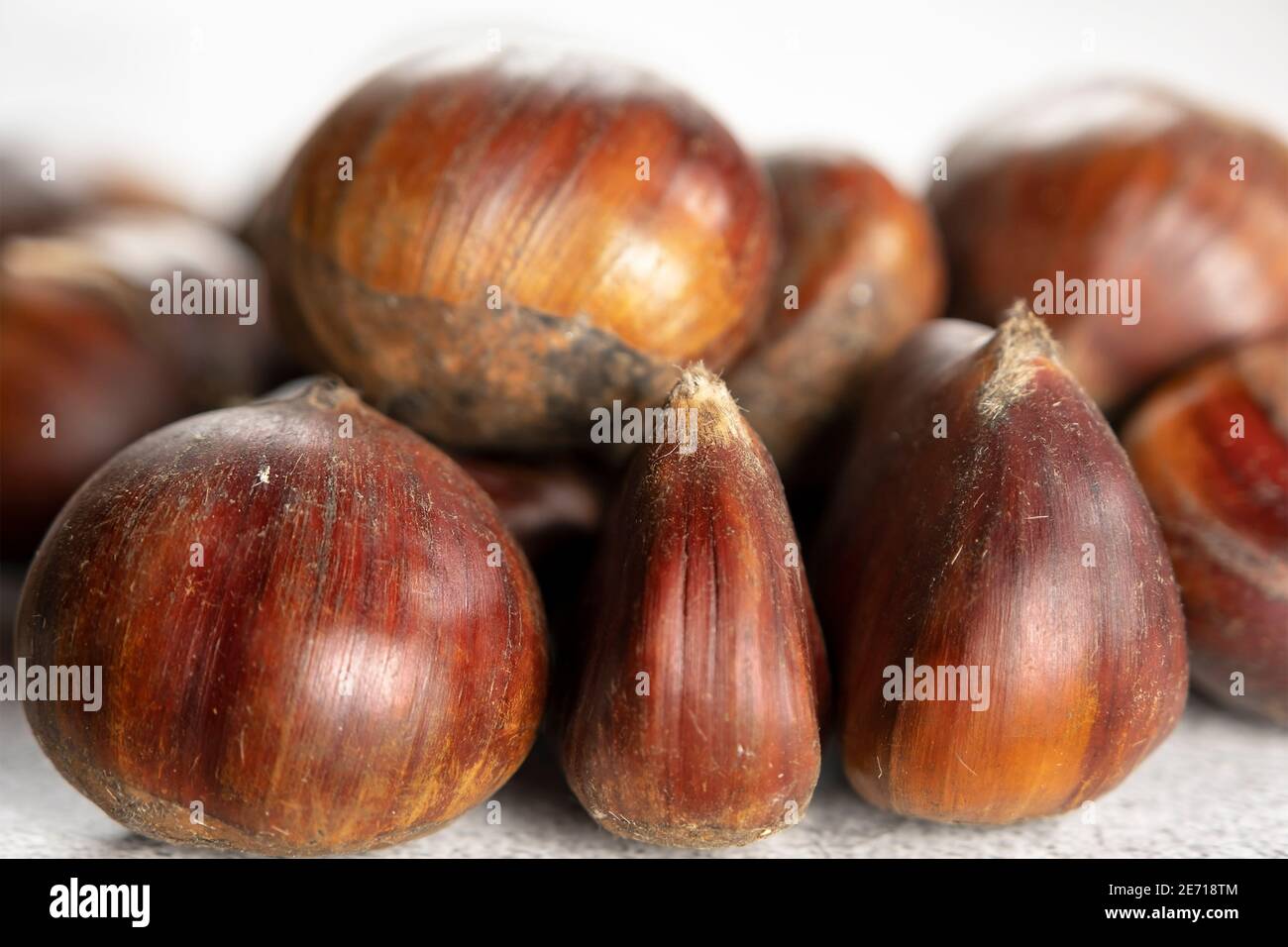 Nahaufnahme. Haufen reifer Kastanien. Selektiver Fokus. Stockfoto