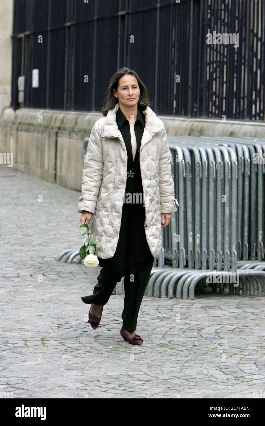 Sozialistische Aufrichtigkeit bei den Präsidentschaftswahlen Segolene Royal kommt am 23. januar 2007 in der Kapelle des Krankenhauses Val de Grace in Paris an, um dem französischen katholischen Priester Abbe Pierre zu Tribut zu zollen, der am montag früh am Morgen an einer Lungenentzündung starb. Foto von Camus-Mousse/ABACAPRESS.COM Stockfoto