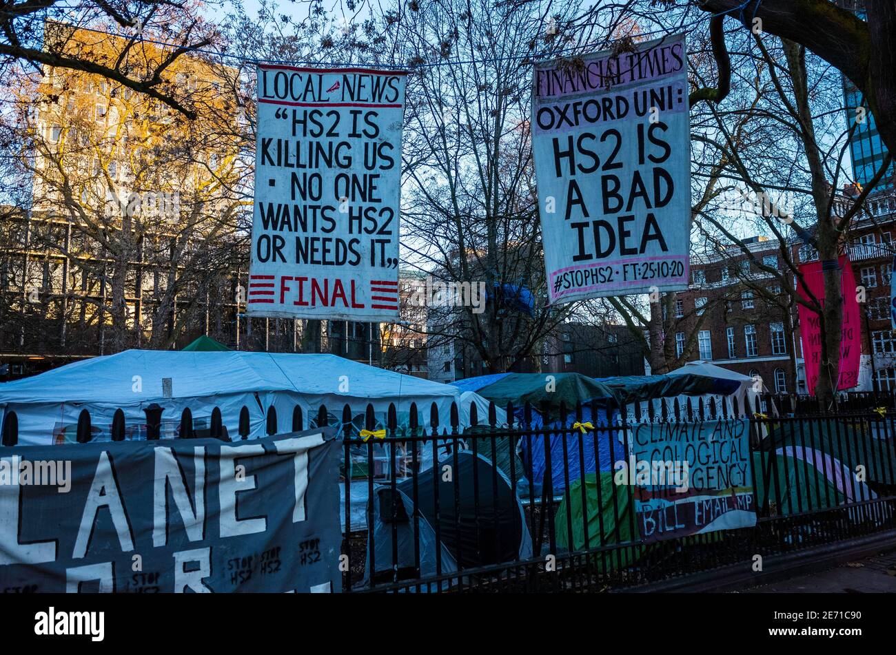 Anti-HS2-Aktivisten-Campingplatz und Banner am Euston Bahnhof London. Stockfoto