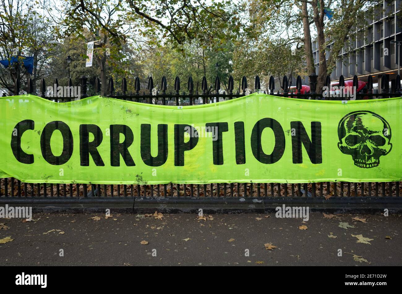 Korruptionsbanner - Anti HS2 Protestbanner vor dem Euston Bahnhof London. Stockfoto