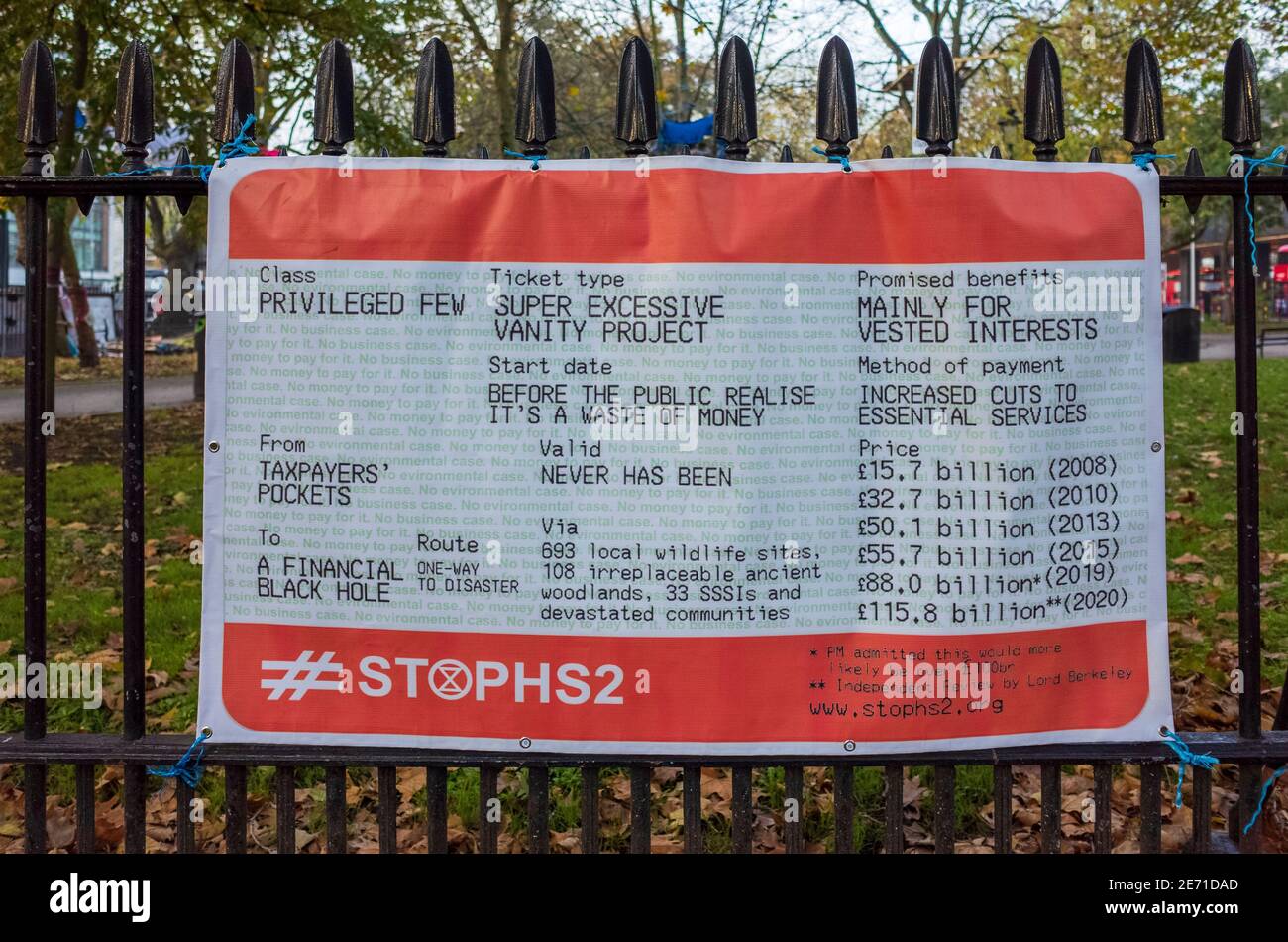 Haltestelle HS2 Protestbanner - Zugticket Poster vor Euston Bahnhof, London. Stockfoto