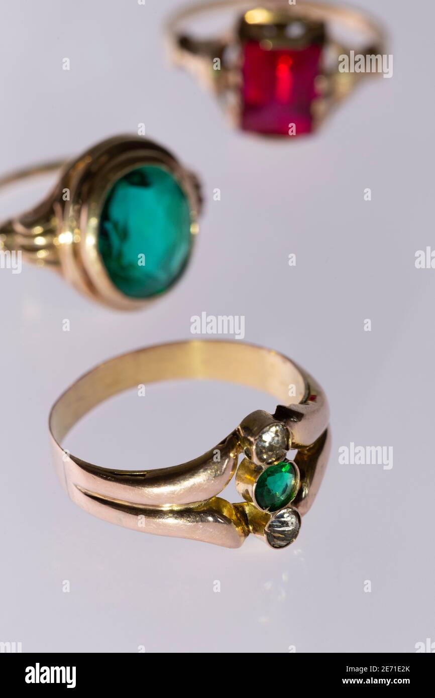 Antike Ringe auf weißem Hintergrund, Still Life, USA Stockfoto