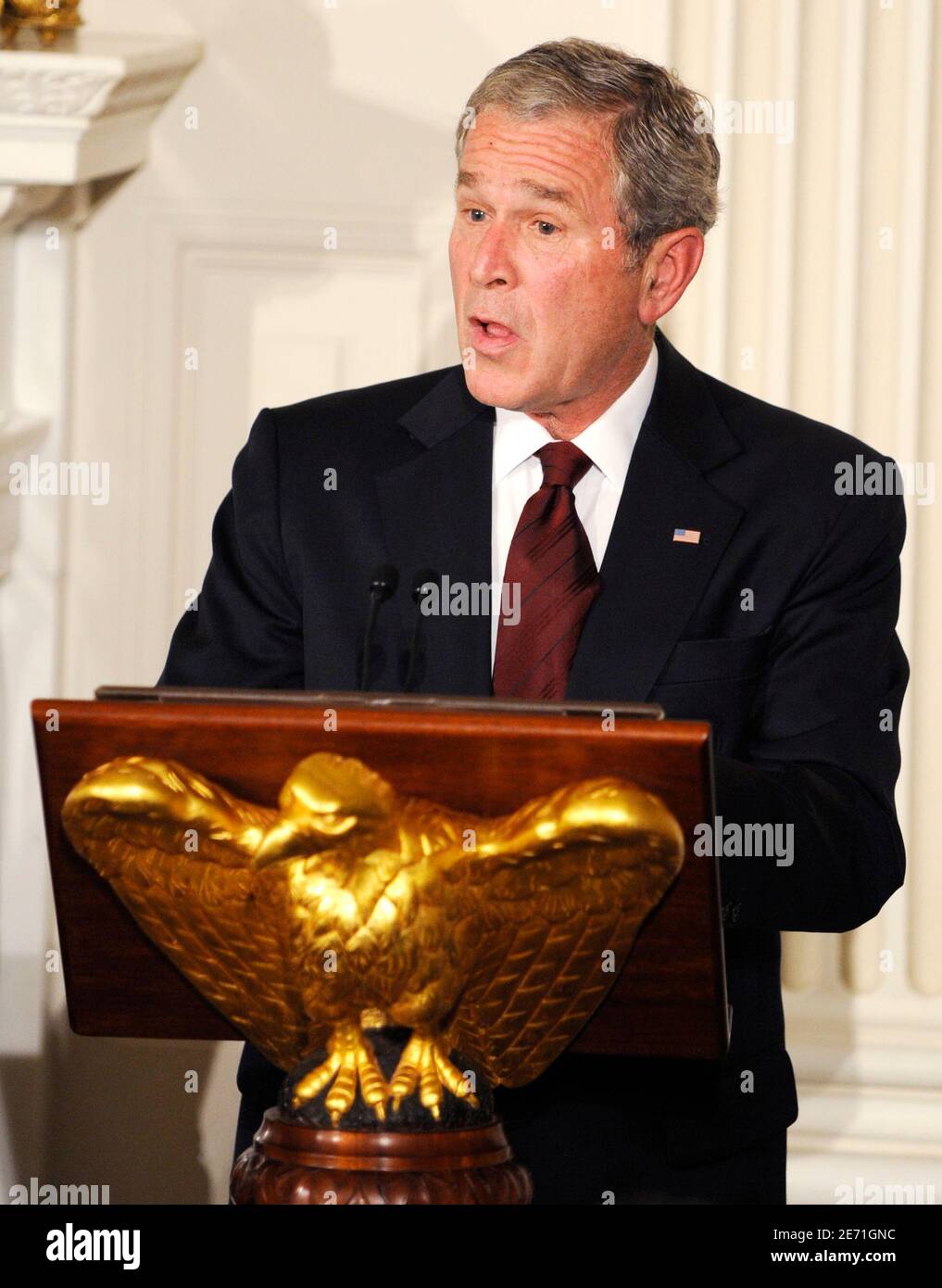 US-Präsident George W. Bush macht Bemerkungen beim Iftaar-Abendessen im Weißen Haus in Washington am 17. September 2008. Iftaar markiert die Mahlzeit am Ende des Tages während Ramadan serviert, um den Tag zu brechen Fasten. REUTERS/Mike Theiler (USA) Stockfoto