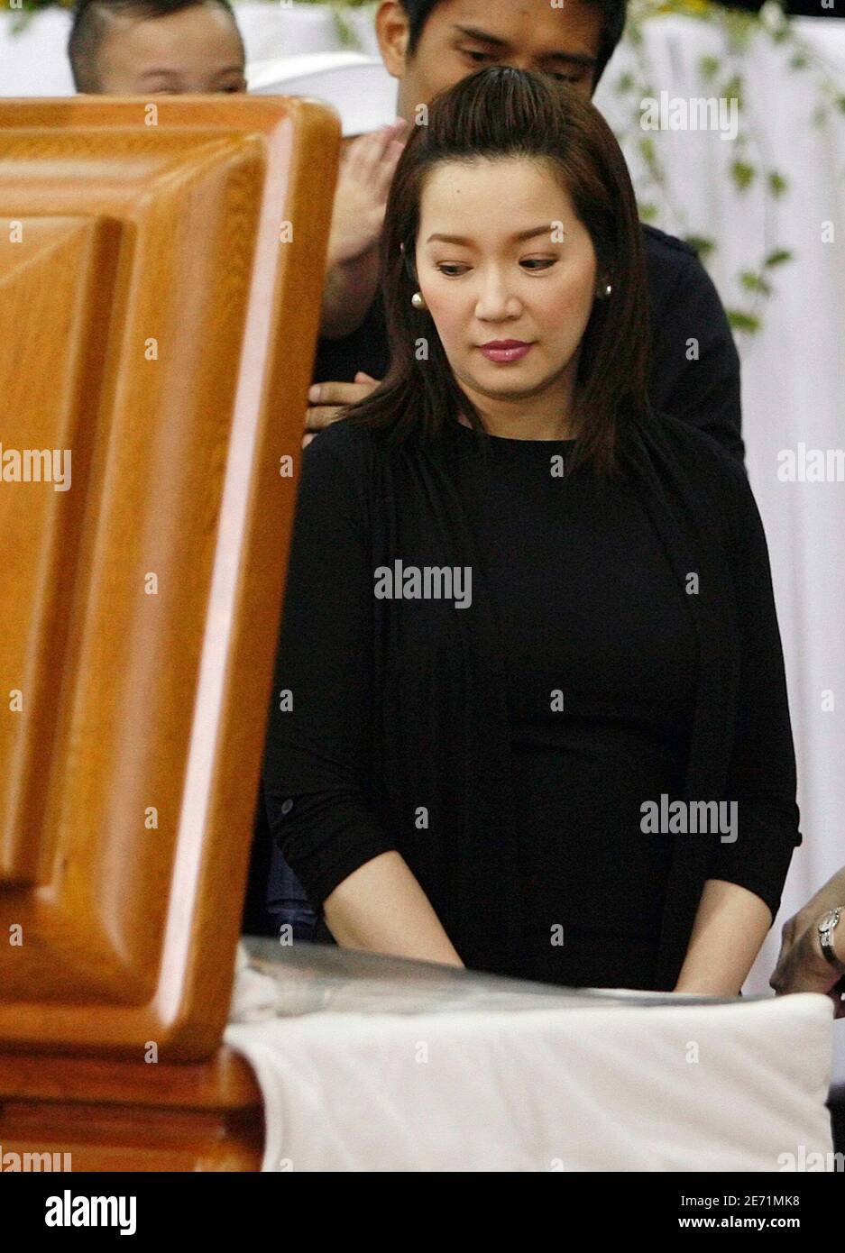 Kris Aquino Die Jungste Tochter Des Verstorbenen Ehemaligen Philippinischen Prasidenten Corazon Aquino Blickt Am 1 August 2009 Auf Den Sarg Ihrer Mutter An Der De La Salle Universitat In Manila Aquino Dessen