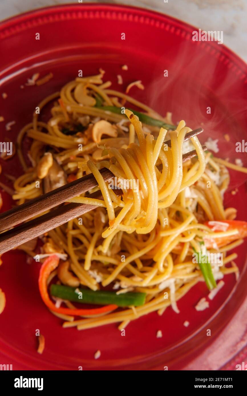 Gemüsechinesisch lo mein mit gerösteten Cashewkernen und Kokosraspeln Stockfoto