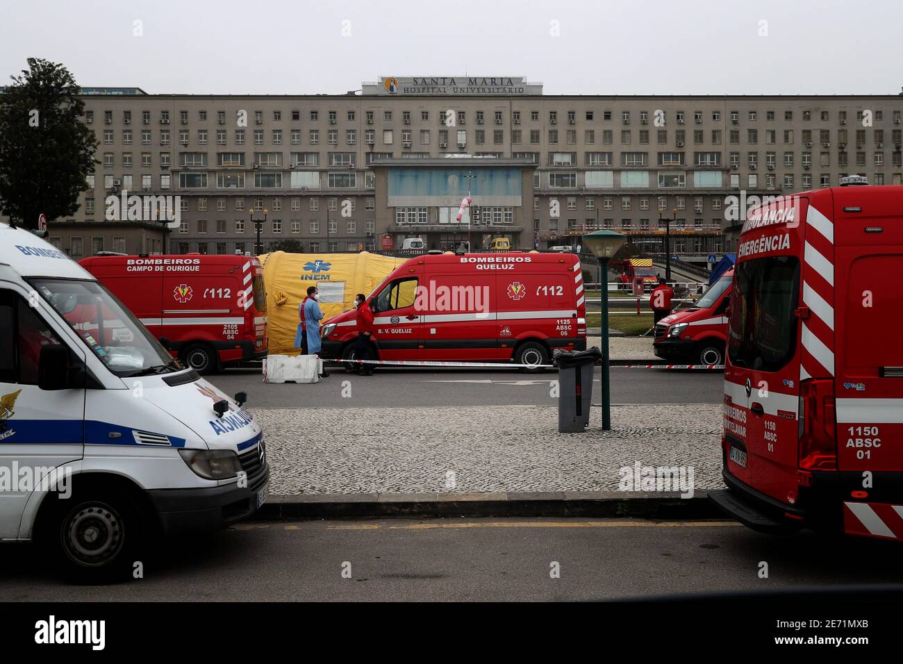 Lissabon, Portugal. Januar 2021. Krankenwagen, die Patienten tragen, warten am neuen Triage-Zentrum auf Covid-19 im Santa Maria Krankenhaus, das heute eröffnet wurde, um am 29. Januar 2021 in Lissabon, Portugal, Patienten zu empfangen. Portugal meldet täglich neue Aufzeichnungen über COVID-19-Todesfälle und Krankenhausaufenthalte, da eine jüngste Pandemie-Zunahme unvermindert anhält. Quelle: Pedro Fiuza/ZUMA Wire/Alamy Live News Stockfoto