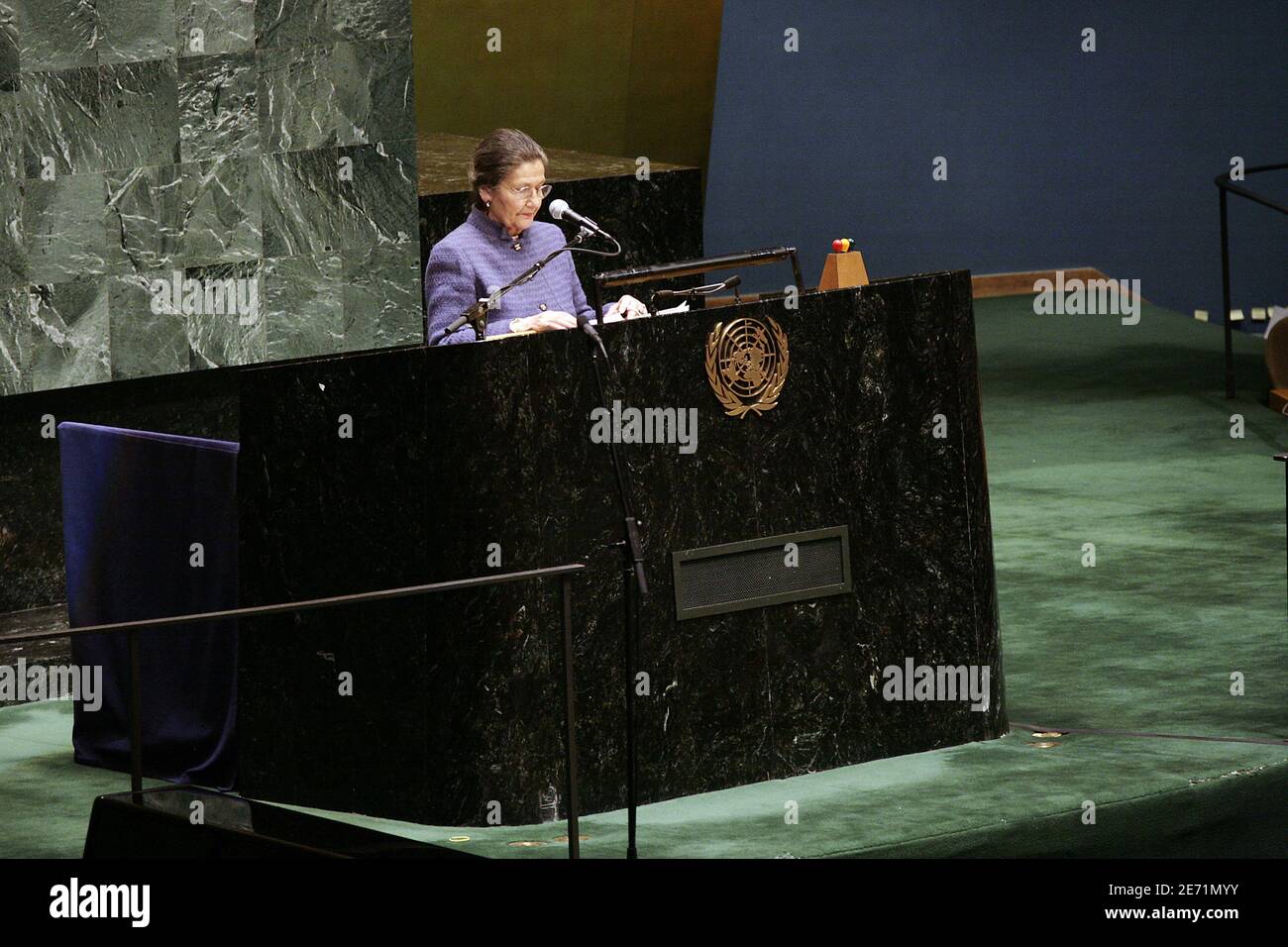 "Simone Veil, Präsident der Fondation pour la Memoire de la Shoah und ein Überlebender des Holocaust nimmt am Internationalen Gedenktag 2007 zum Gedenken an die Opfer des Holocaust zum Thema "die Jugend und die Lehren des Holocaust im Fokus" Teil. Am 29. Januar 2007 im Hauptsitz der Vereinten Nationen in New York City. Foto von Gerald Holubowicz/ABACAPRESS.COM' Stockfoto