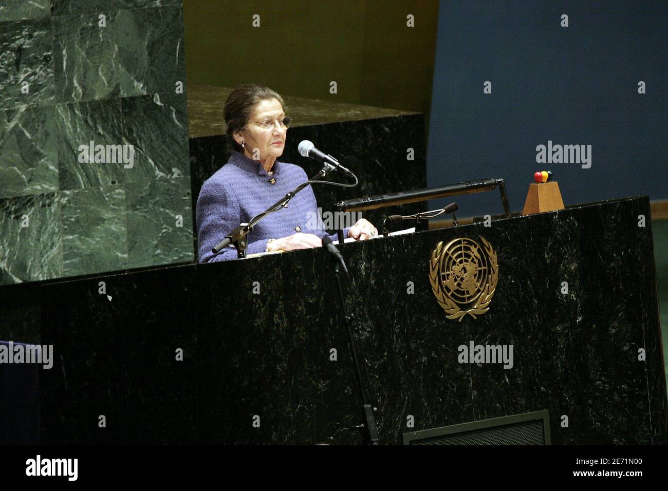 "Simone Veil, Präsident der Fondation pour la Memoire de la Shoah und ein Überlebender des Holocaust nimmt am Internationalen Gedenktag 2007 zum Gedenken an die Opfer des Holocaust zum Thema "die Jugend und die Lehren des Holocaust im Fokus" Teil. Am 29. Januar 2007 im Hauptsitz der Vereinten Nationen in New York City. Foto von Gerald Holubowicz/ABACAPRESS.COM' Stockfoto