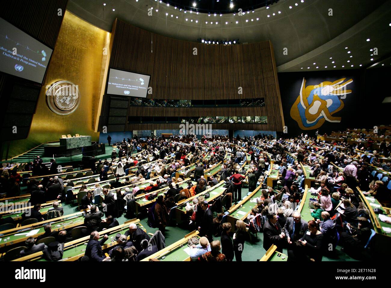 "Simone Veil, Präsident der Fondation pour la Memoire de la Shoah und ein Überlebender des Holocaust nimmt am Internationalen Gedenktag 2007 zum Gedenken an die Opfer des Holocaust zum Thema "die Jugend und die Lehren des Holocaust im Fokus" Teil. Am 29. Januar 2007 im Hauptsitz der Vereinten Nationen in New York City. Foto von Gerald Holubowicz/ABACAPRESS.COM' Stockfoto