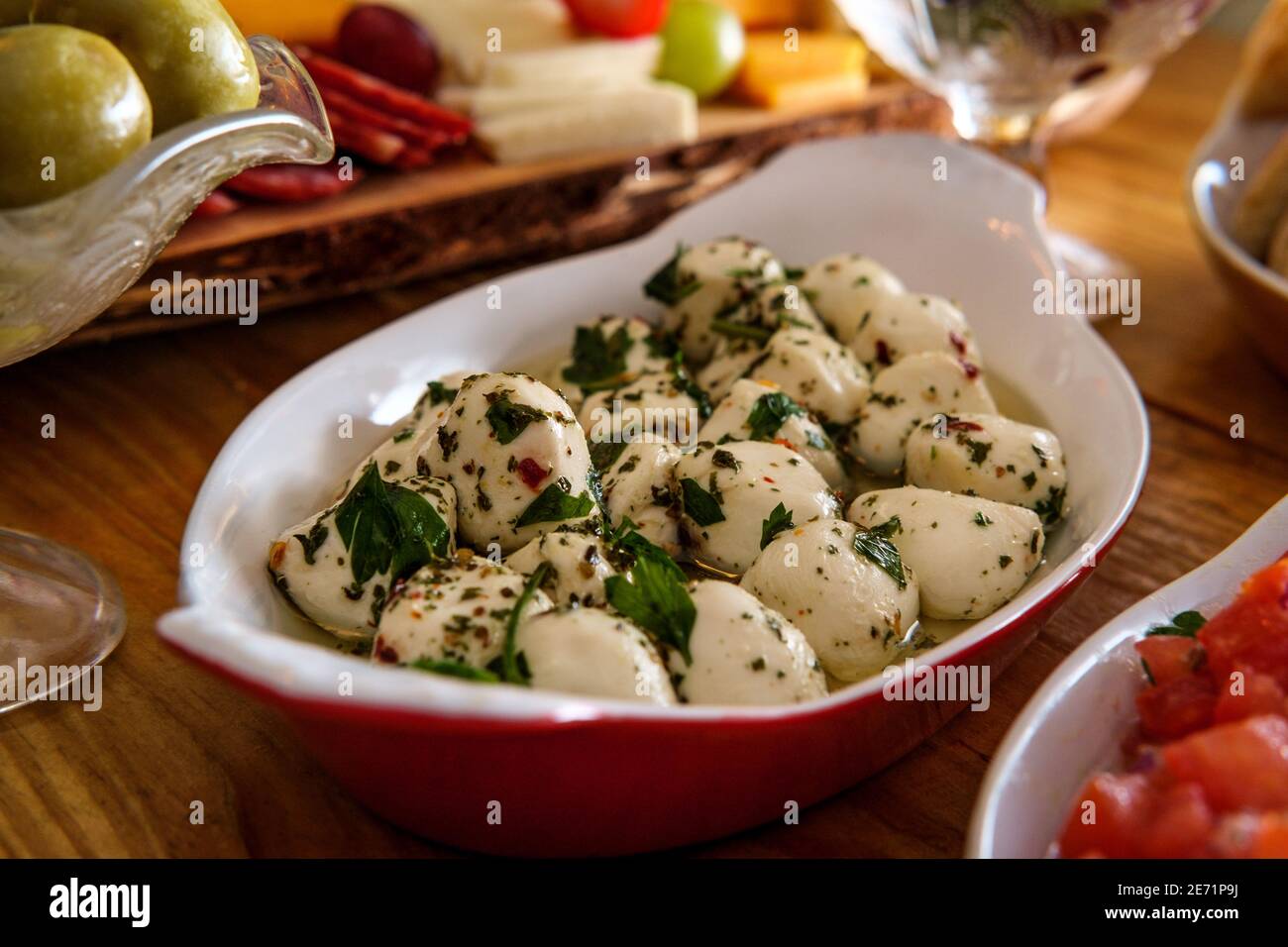 Marinierter Bocconcini Baby Mozzarella Salat mit Basilikum in oval ...