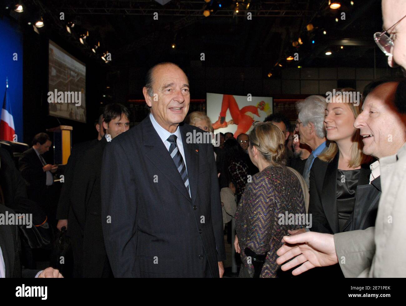 Der französische Präsident Jacques Chirac begrüßt die Gäste während des Centre Pompidou (auch bekannt als "Centre Pompidou") Beaubourg, das weltbekannte Französische Museum für Moderne Kunst) 30. Jahrestag Feier in 'Beaubourg' in Paris, Frankreich, am 31. Januar 2007. Foto von Nicolas Khayat/ABACAPRESS.COM Stockfoto