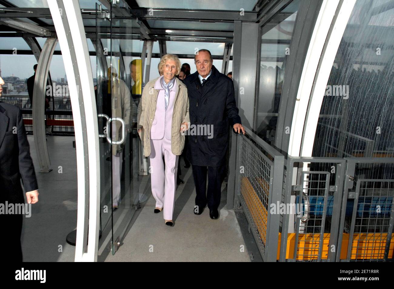 Der französische Präsident Jacques Chirac und Frau Claude Pompidou besuchen das Centre Pompidou (auch bekannt als "Centre Pompidou") Beaubourg, das weltbekannte Französische Museum für Moderne Kunst) vor der Feier zum 30. Jahrestag, die am 31. Januar 2007 in Beaubourg in Paris, Frankreich, stattfand. Foto von XAVIER ROSSI/POOL/ABACAPRESS.COM Stockfoto