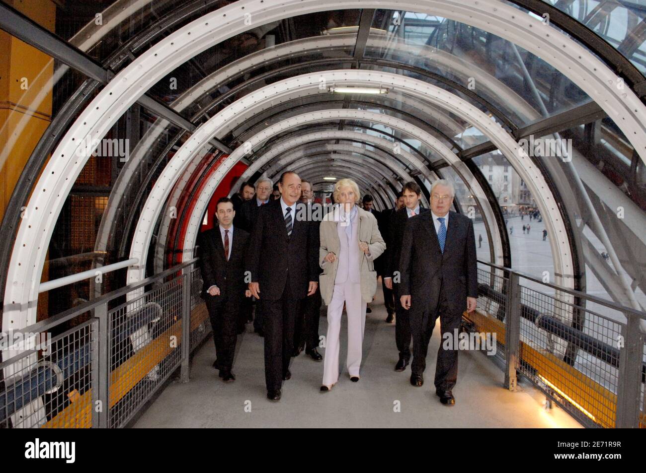 Der französische Präsident Jacques Chirac und Frau Claude Pompidou besuchen das Centre Pompidou (auch bekannt als "Centre Pompidou") Beaubourg, das weltbekannte Französische Museum für Moderne Kunst) vor der Feier zum 30. Jahrestag, die am 31. Januar 2007 in Beaubourg in Paris, Frankreich, stattfand. Foto von XAVIER ROSSI/POOL/ABACAPRESS.COM Stockfoto