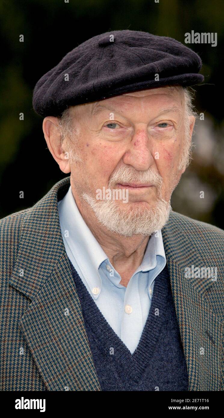 US-Regisseur Irvin Kershner posiert im Grand Hotel während des 14. Fanstastic'Arts Film Festivals, das am 1. Februar 2007 in Gerardmer, Frankreich, stattfand. Foto von Denis Guignebourg/ABACAPRESS.COM Stockfoto